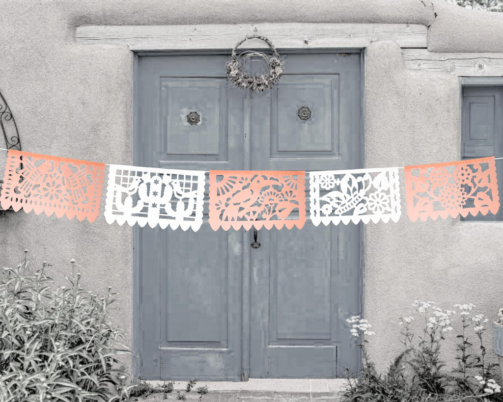 banderitas de papel Picado Mexicano para fiestas color melon y blanca hecho in Mexico hecho de papel