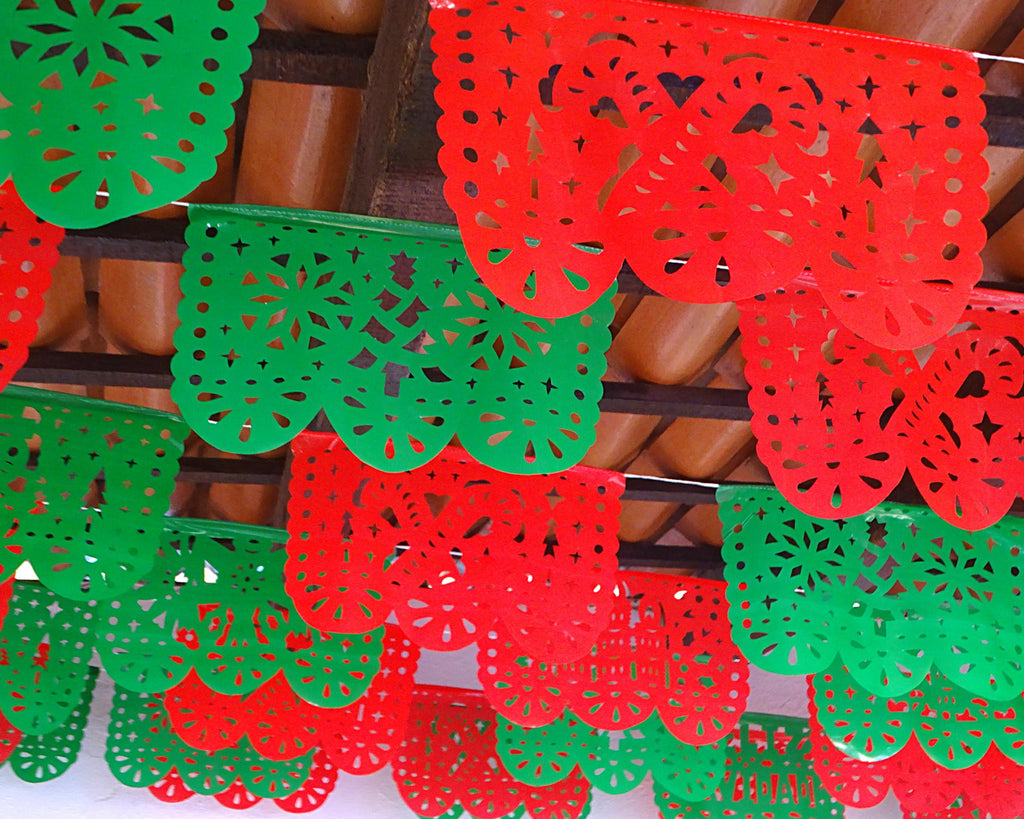 rojo y verde Papel Picado con Feliz Navidad escrita colgando