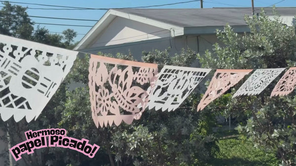 Papel picado en color blanco con durazno para todo tipo de ocaciones 
